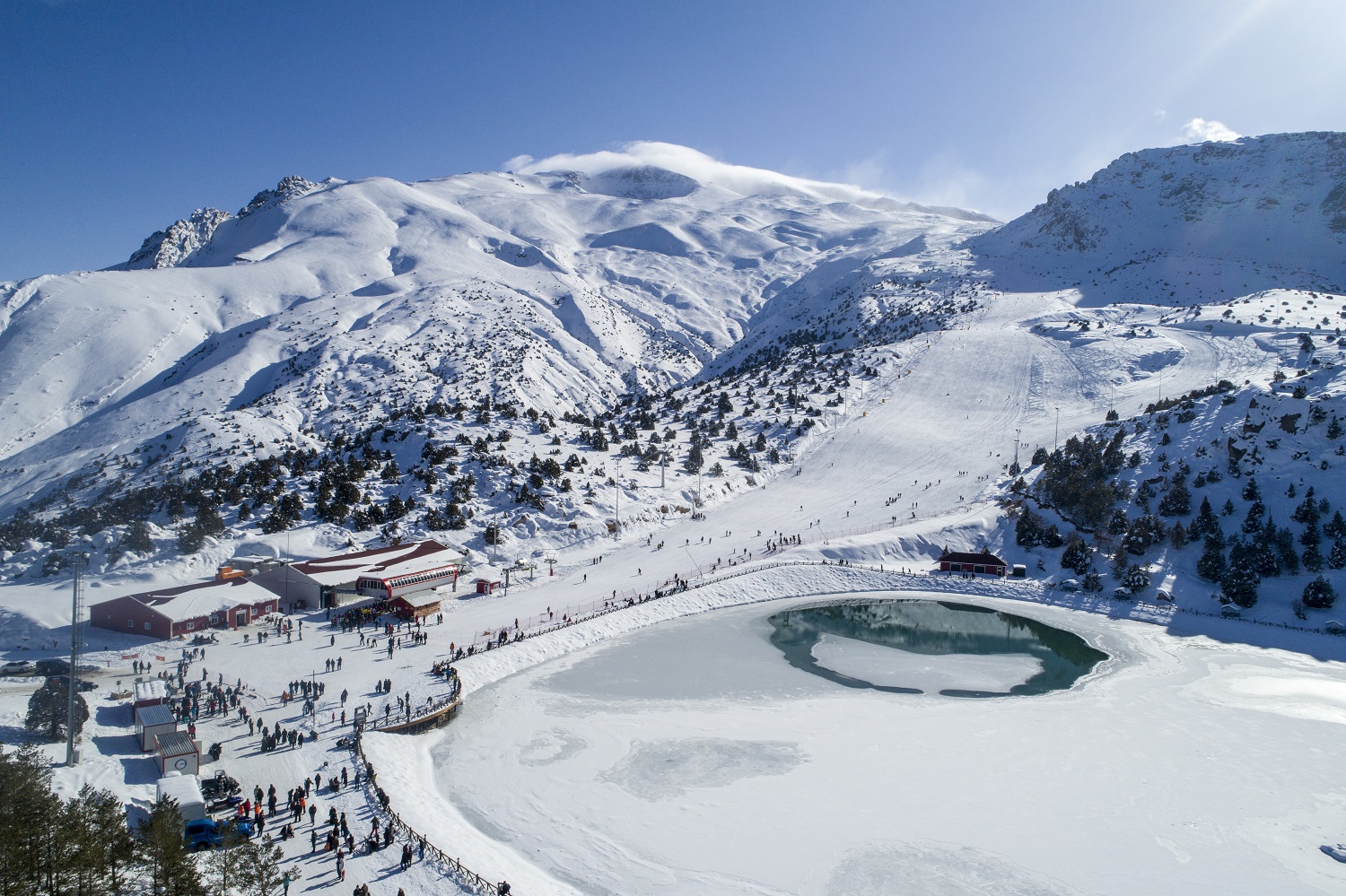 Verschneites Skigebiet und Skipisten